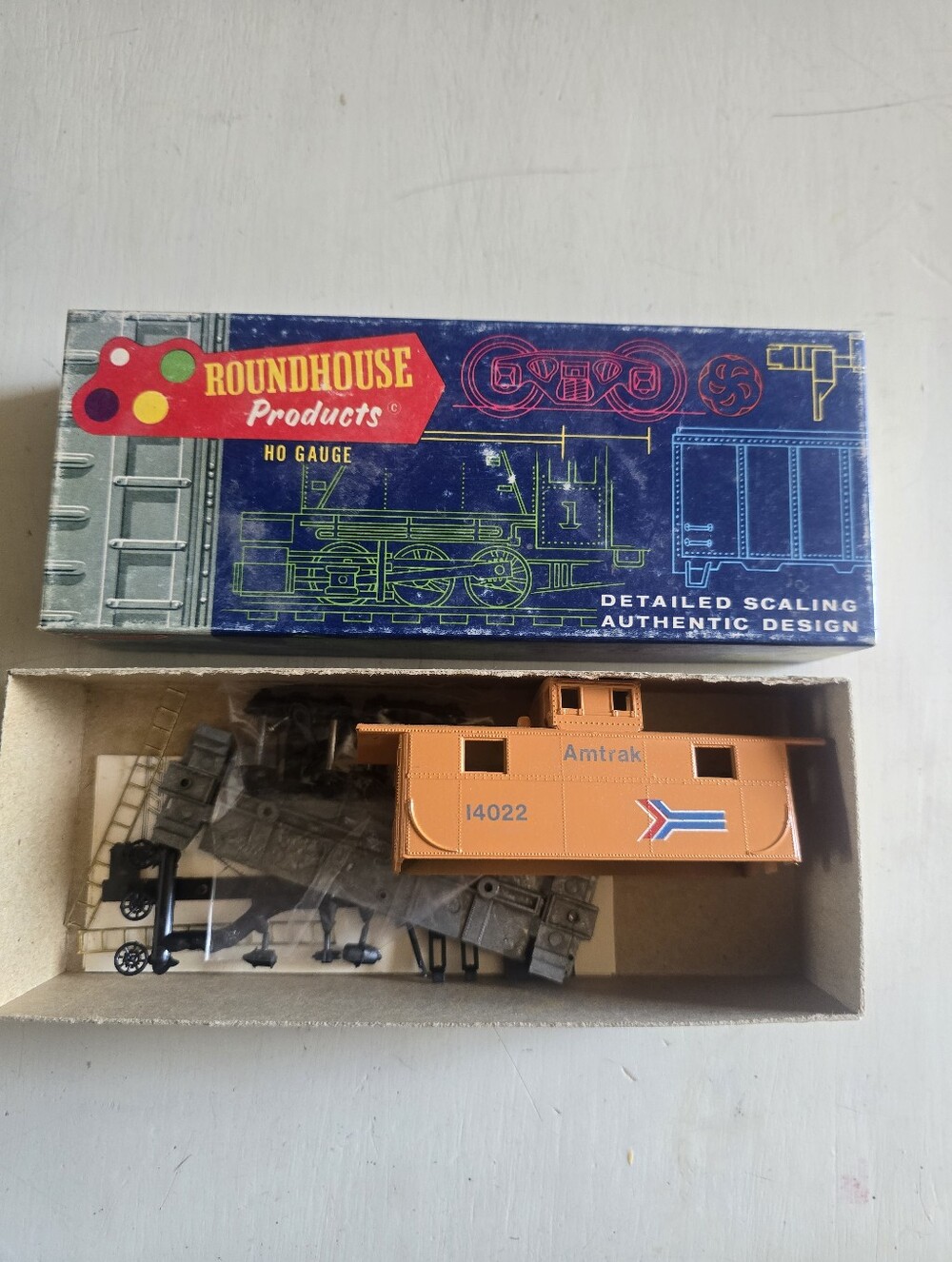 (NWT) Roundhouse Bev-Bel Kit 4998-1 Amtrak Orange Center Cupola Caboose #14022